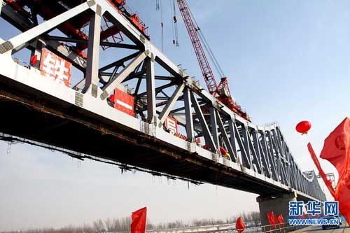 中國中鐵一局承建的黃河入??谧铋L鐵路鋼結構橋梁勝利合龍